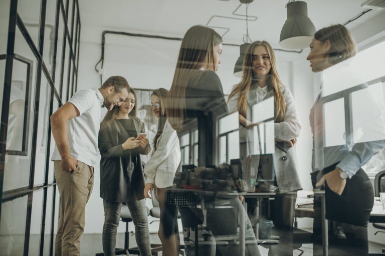 Profesionales trabajando con herramientas de inteligencia artificial para mejorar la productividad empresarial