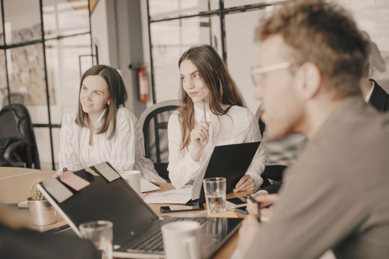 Equipo de una empresa industrial recibiendo formación interna.